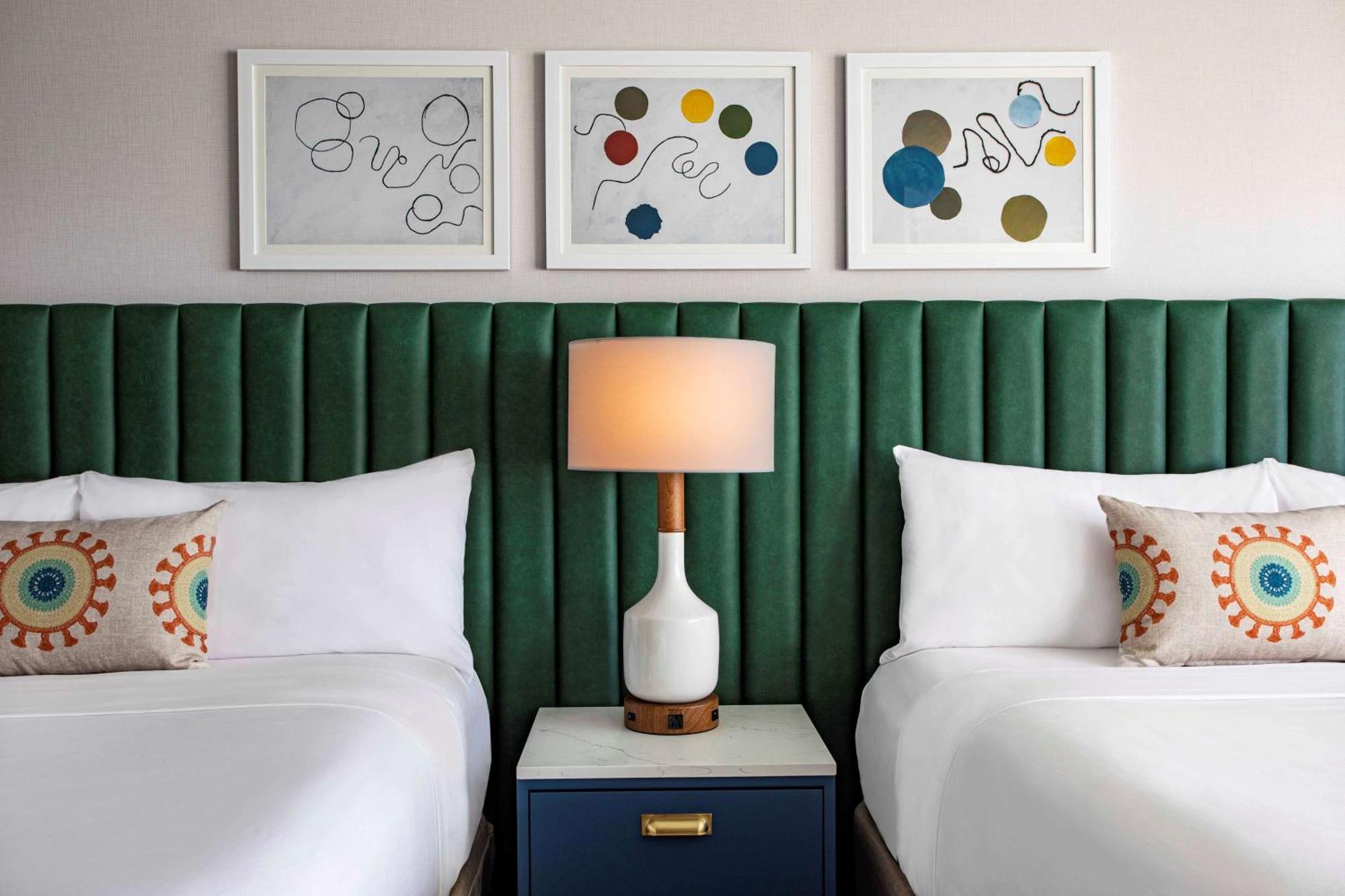 Zimmer mit 2 Queensize-Betten und Stadtblick