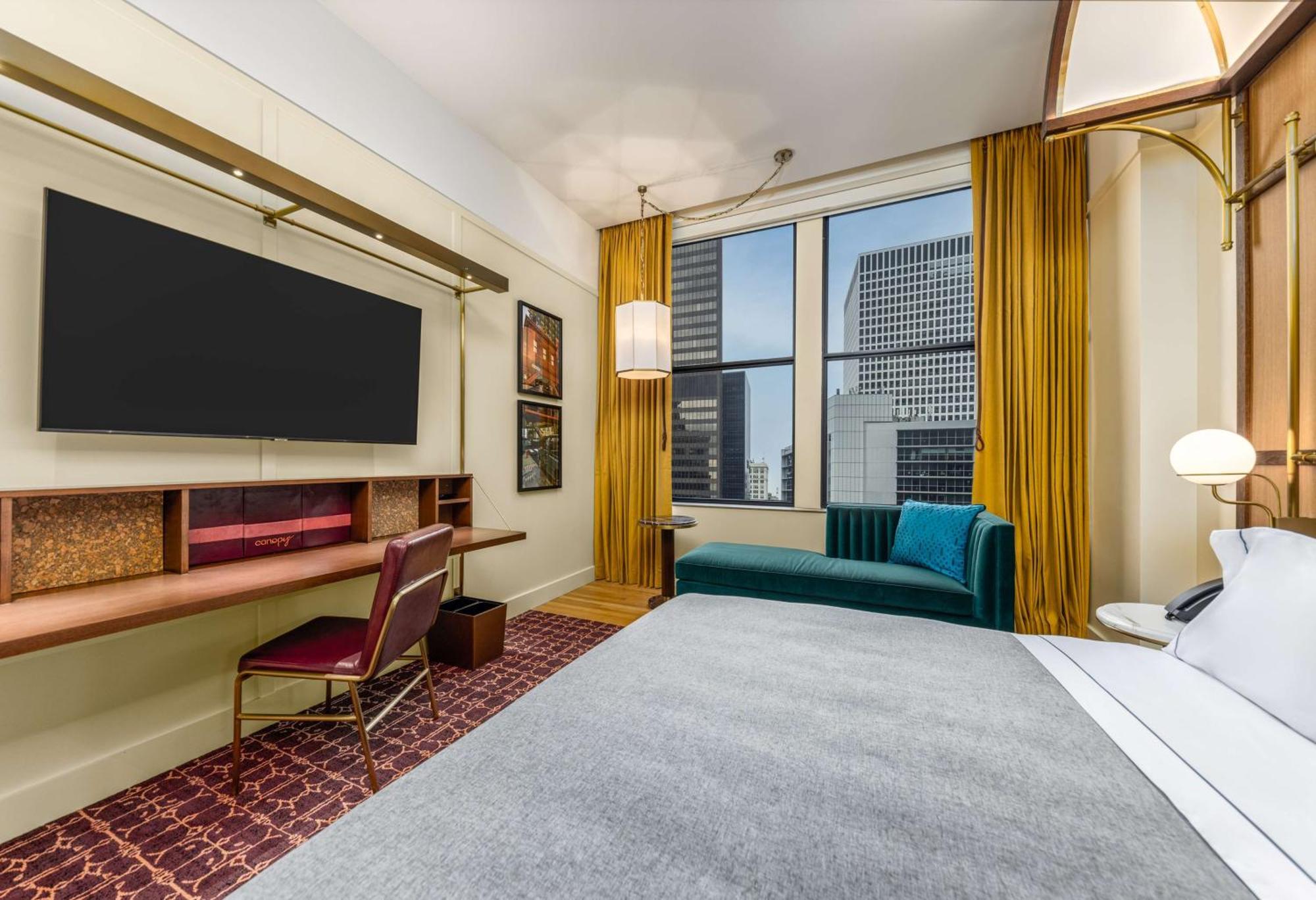 Zimmer mit Kingsize-Bett und Stadtblick