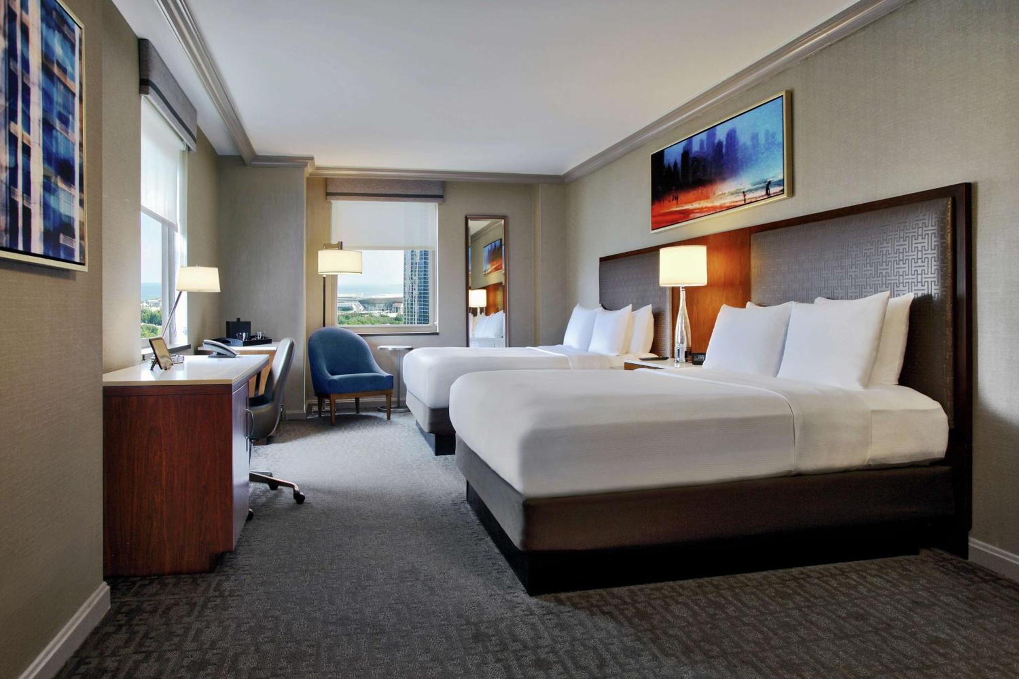 Zimmer mit 2 Queensize-Betten und Seeblick