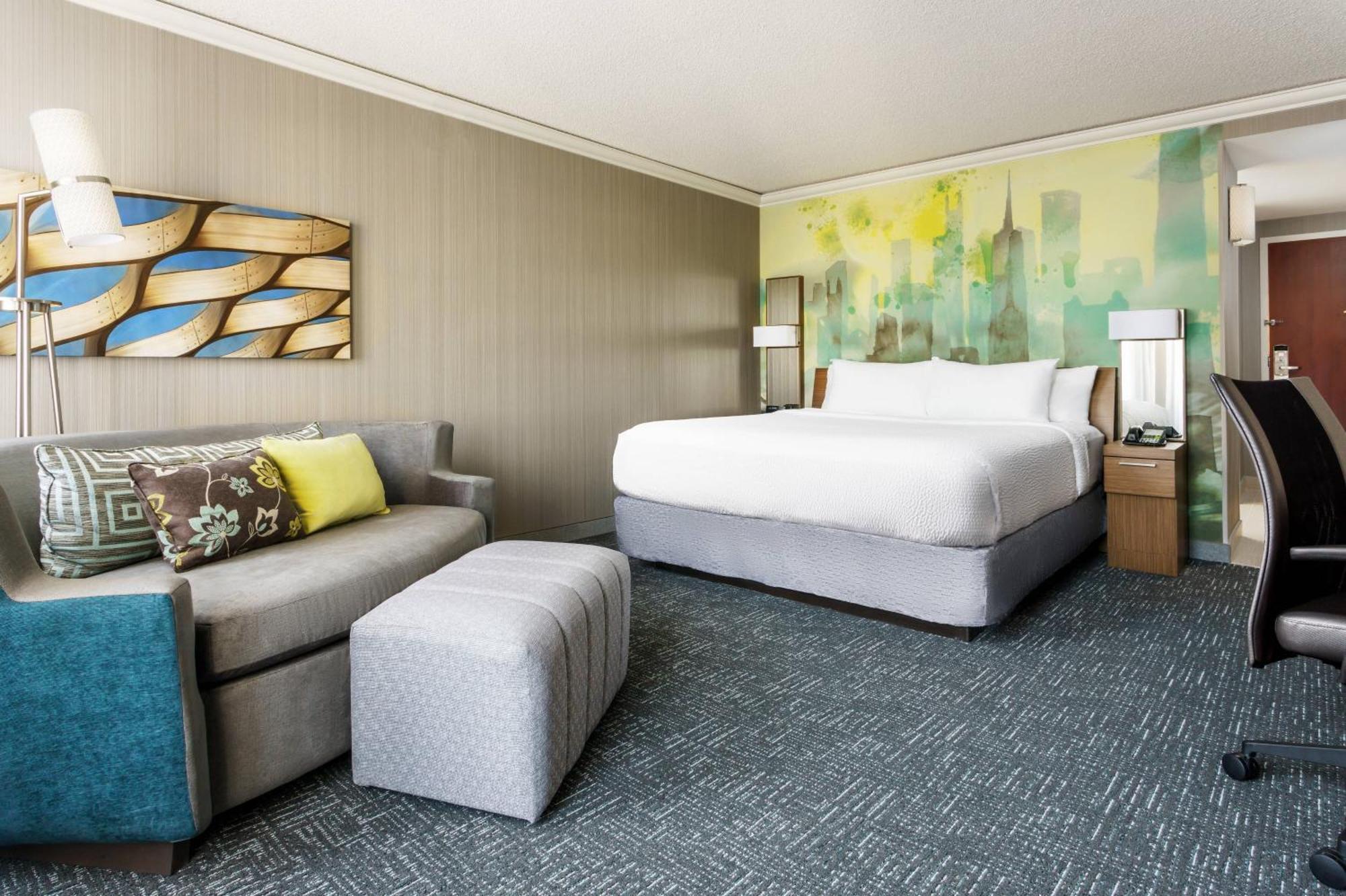 Zimmer mit Kingsize-Bett, Schlafsofa und Stadtblick