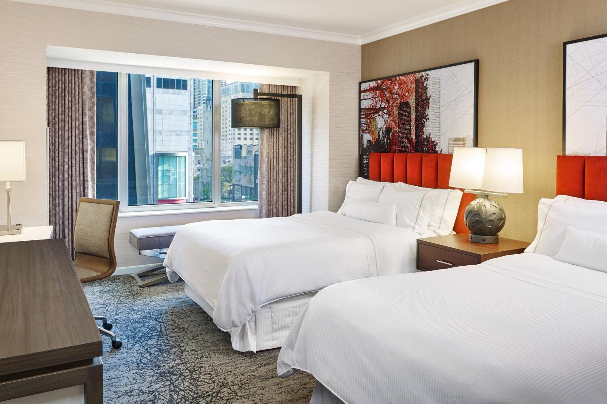 Deluxe Doppelzimmer mit 2 Doppelbetten und Stadtblick