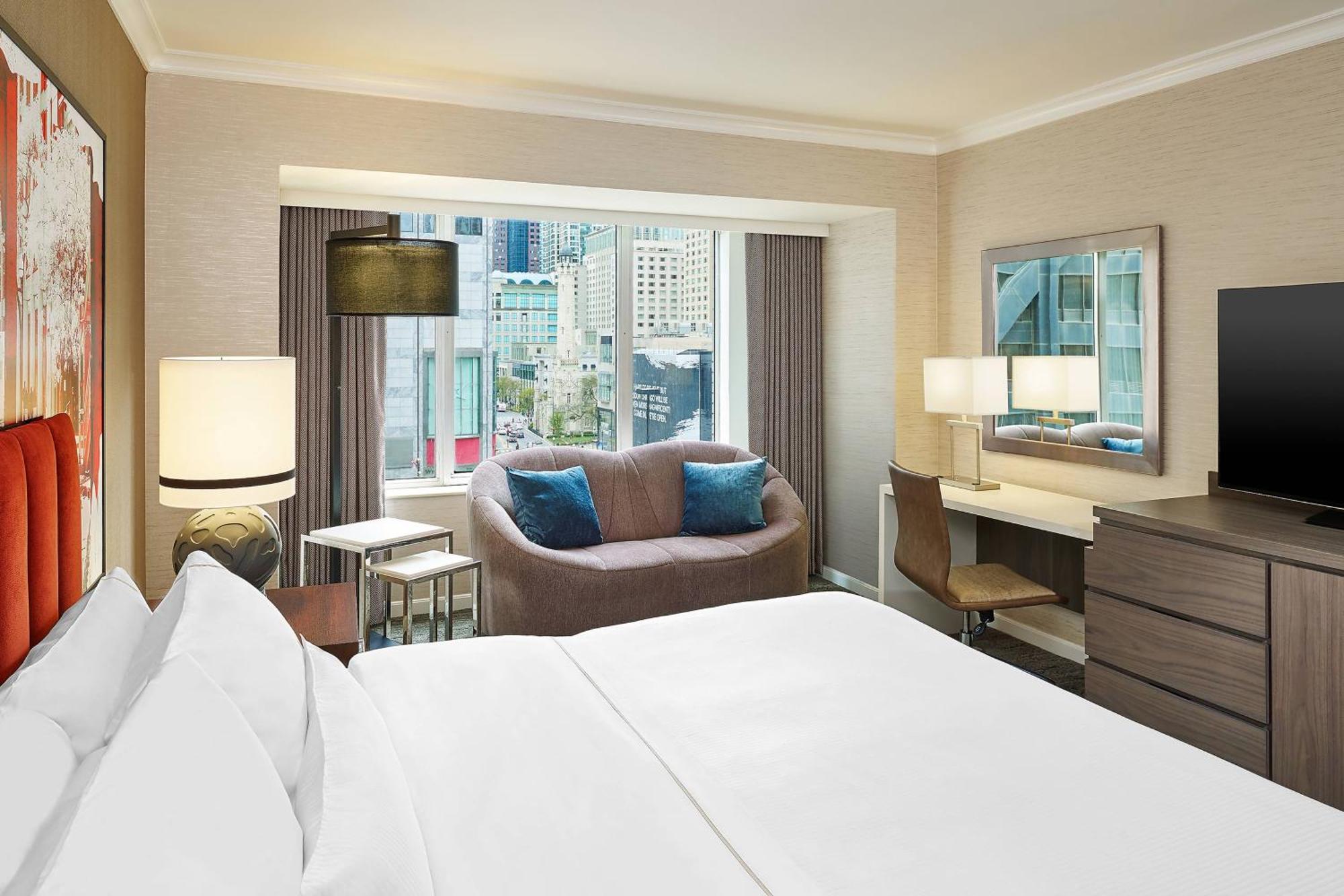 Deluxe Zimmer mit Kingsize-Bett und Stadtblick