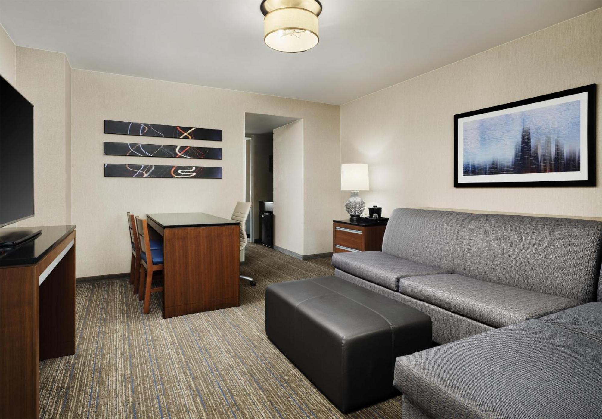Suite mit Kingsize-Bett in der oberen Etage mit Stadtblick