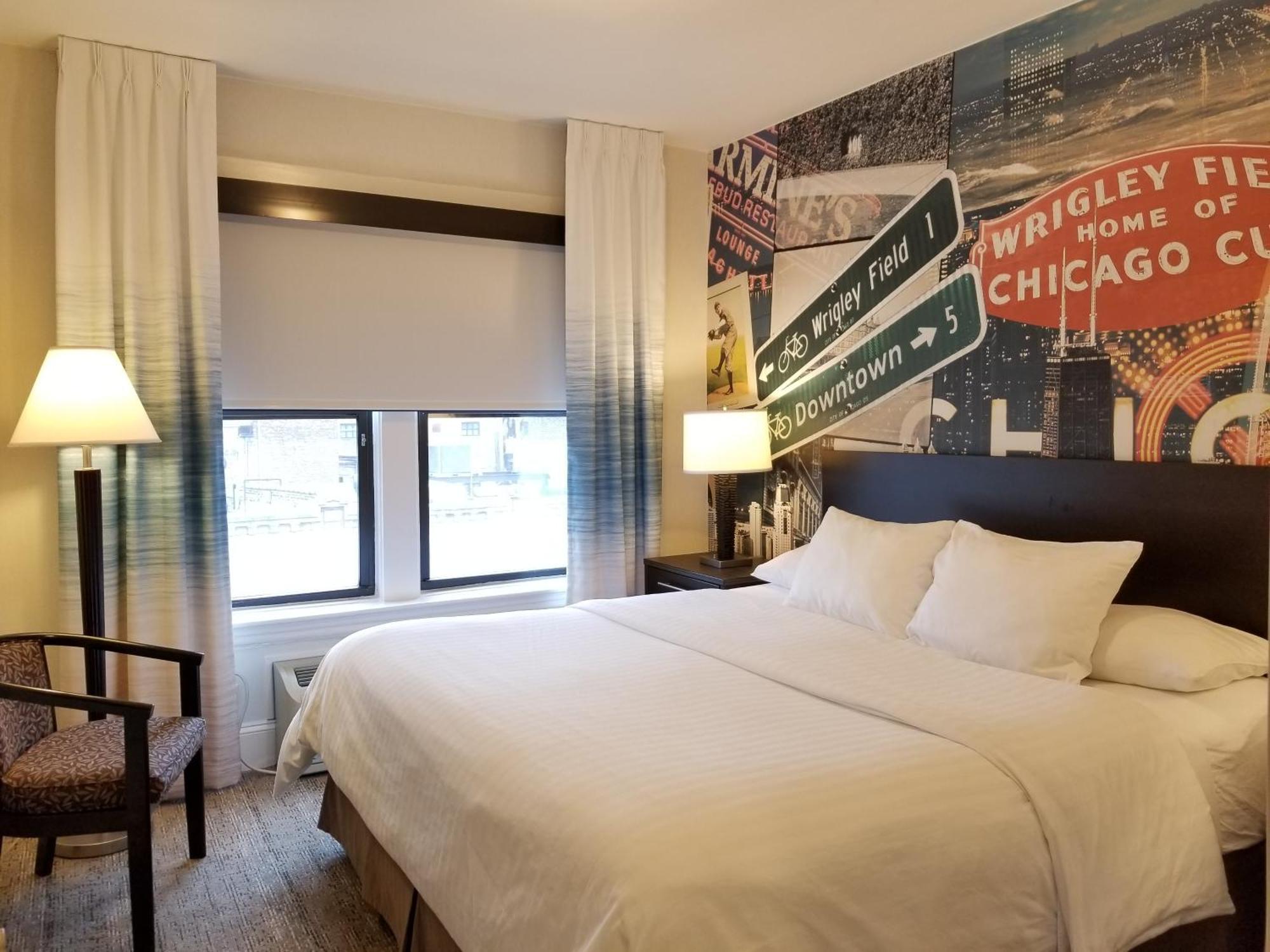 Zimmer mit Kingsize-Bett